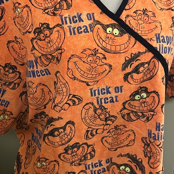 The Wonderful World of Disney Halloween Orange CheshireCat Scrub Top Pockets XL - Picture 4 of 11
